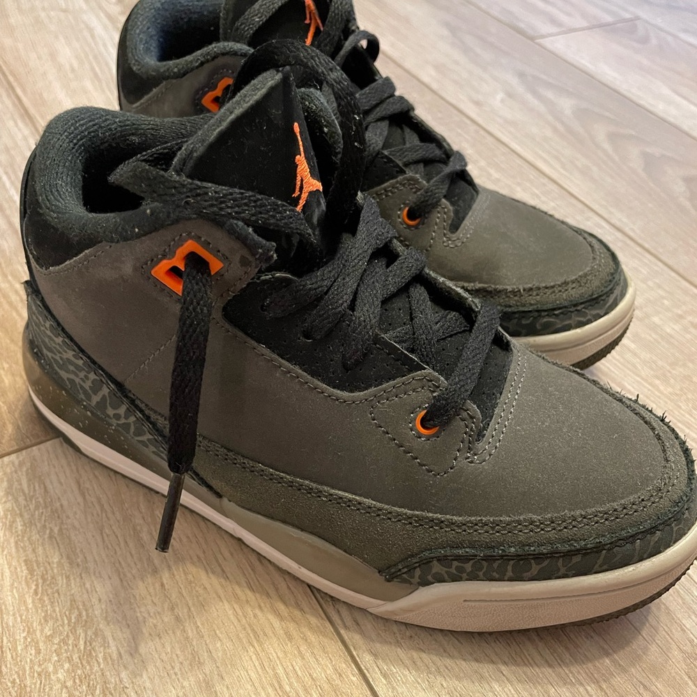 Boys Jordan 3 retro/ EUC